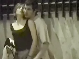 Niña embarazada se m ...
